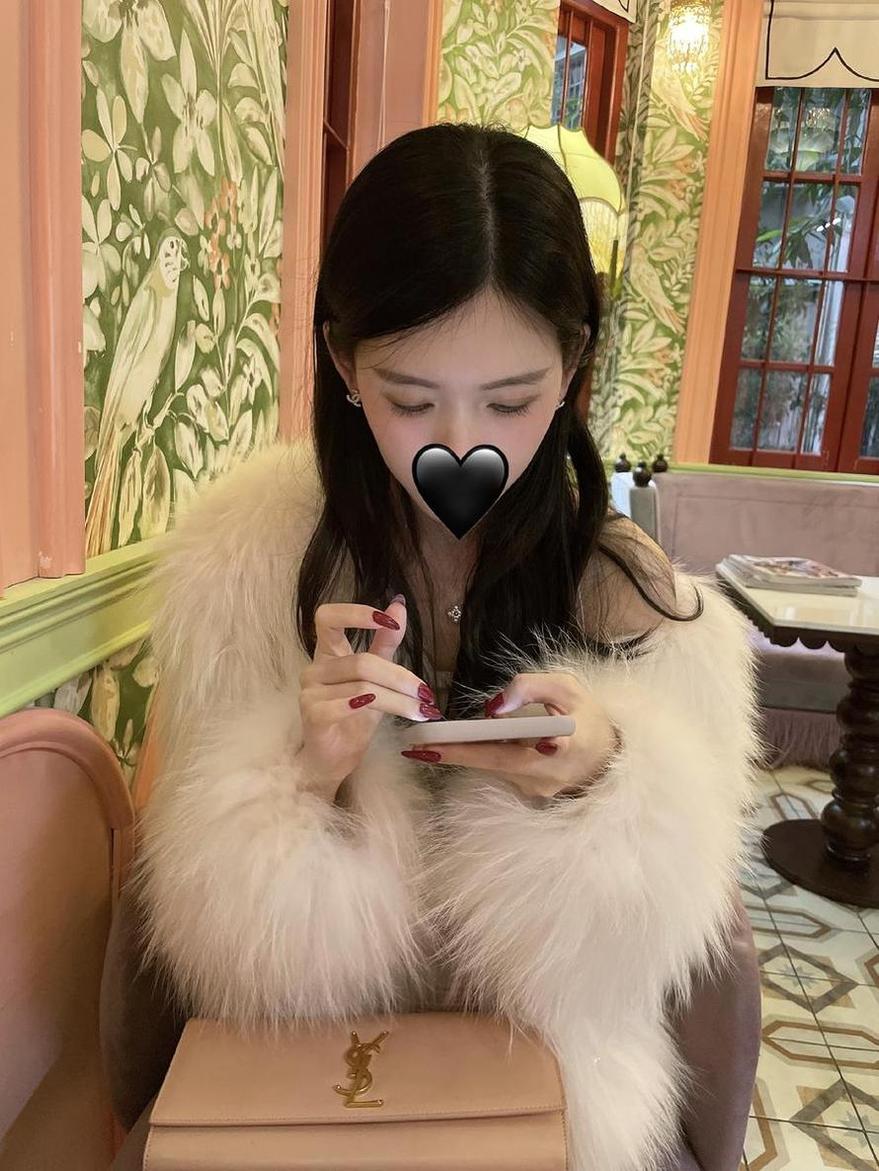 chloe霏霏解压，最新照片大公开