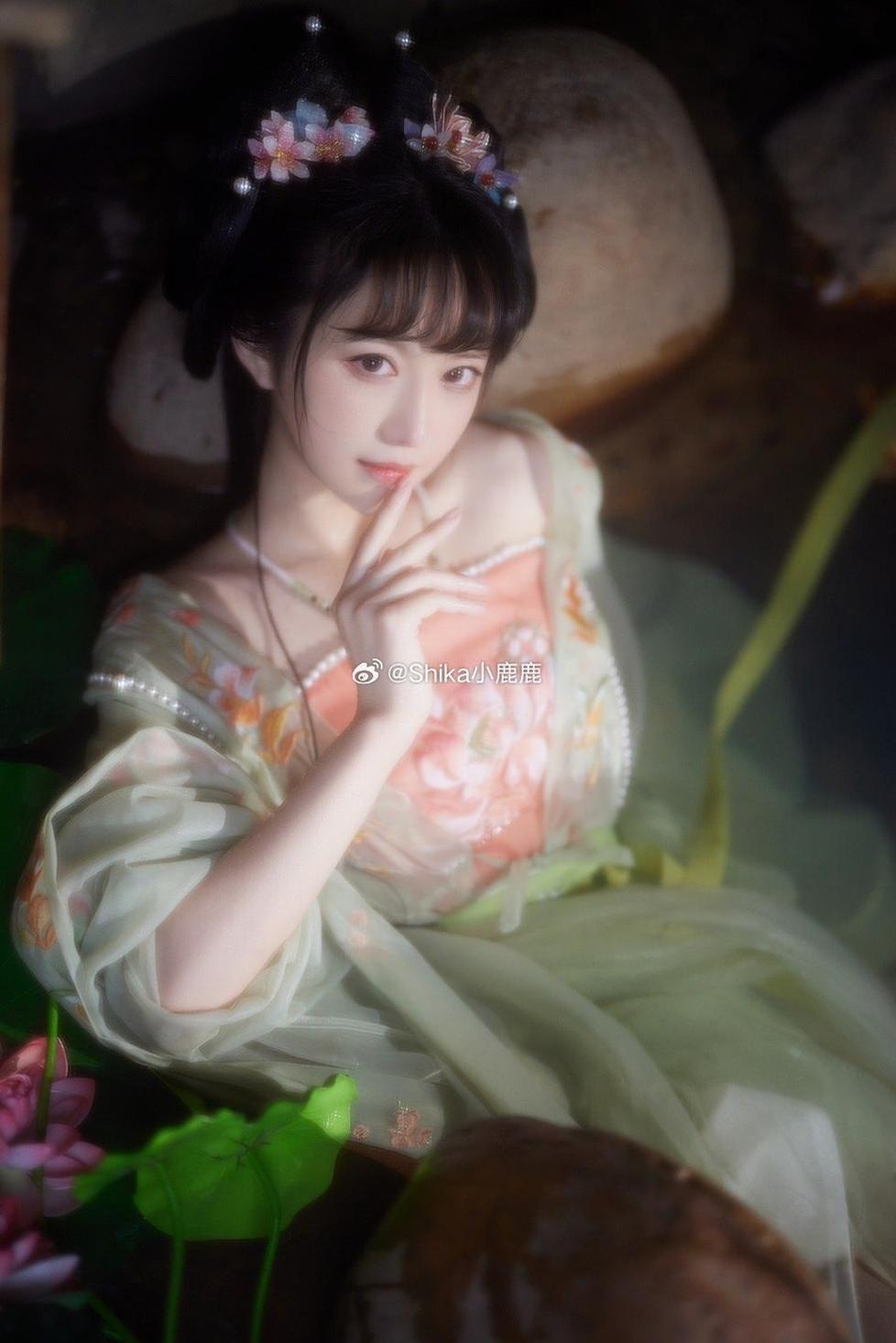 shika小鹿鹿免费浏览：穿着优雅的花裙的美丽姑娘cosplay合集。