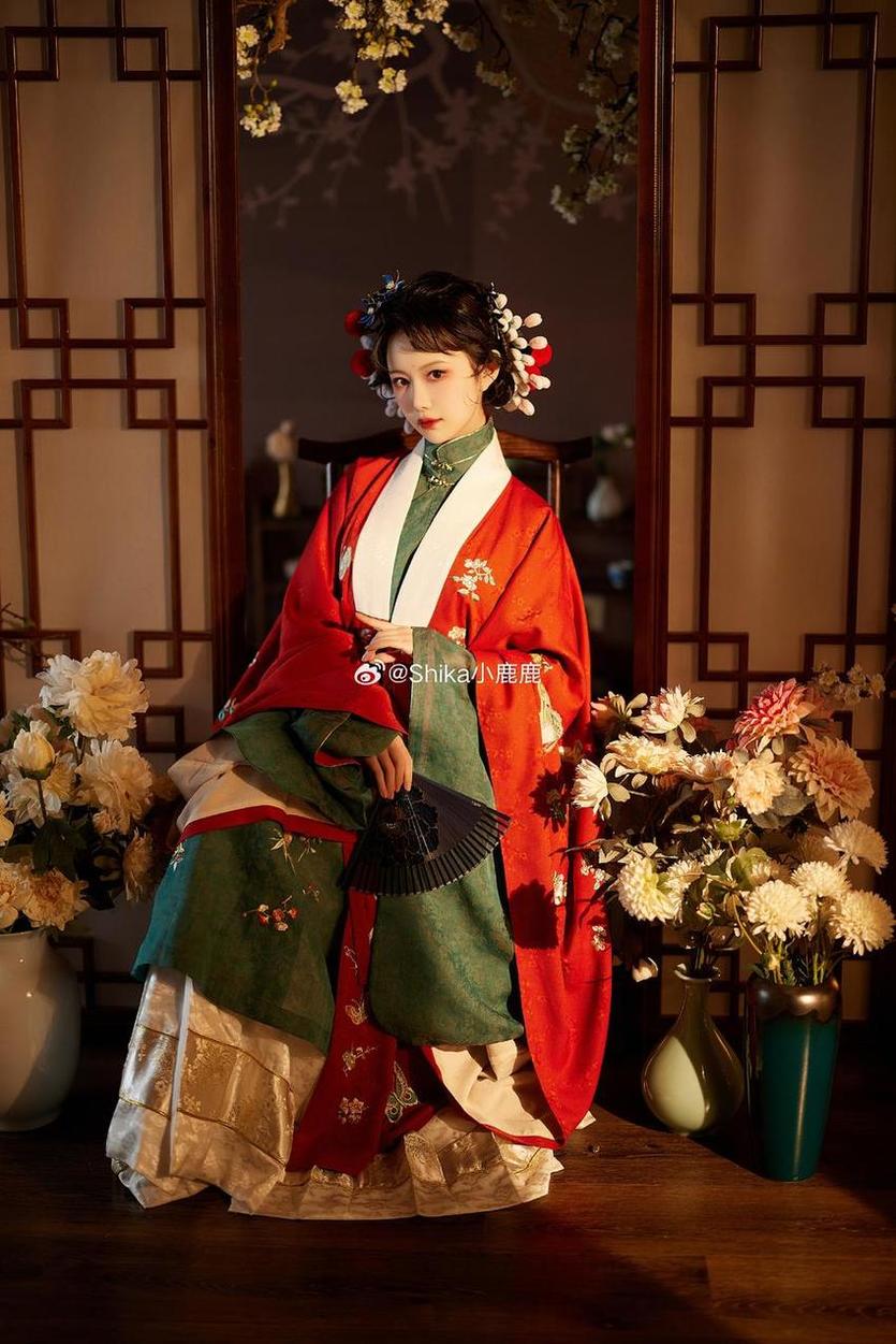 姿态迷人shika小鹿鹿，美艳岩旗袍原图惊艳释放。