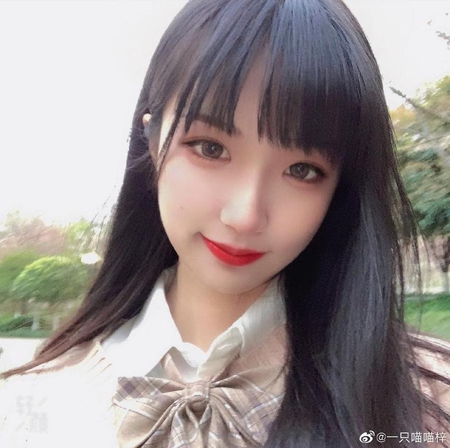 一只喵喵梓是：邂逅泳池边的cosplay原图