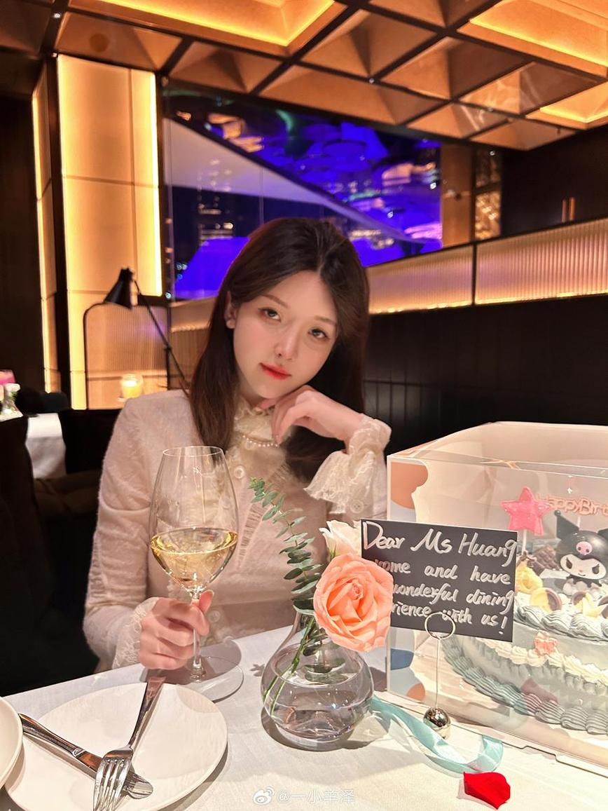 一小央泽素颜吓到我了，看她的cos作品更是惊喜