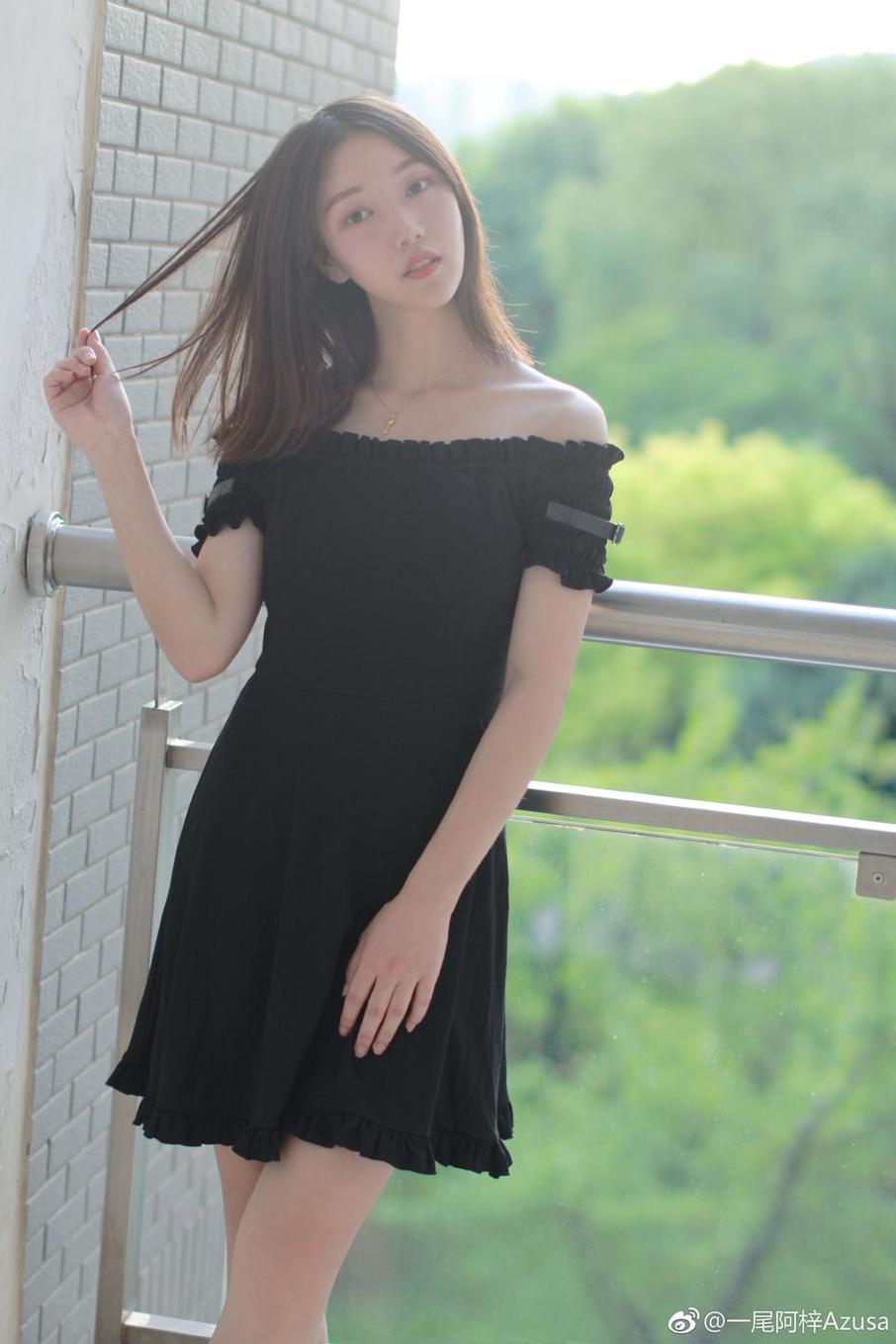 照片中的一尾阿梓，男生心中的女神