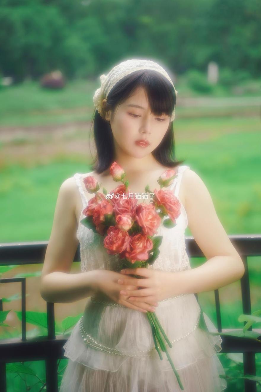 感受七月喵子壁纸双手下压的经典美图，浪漫不再遥远