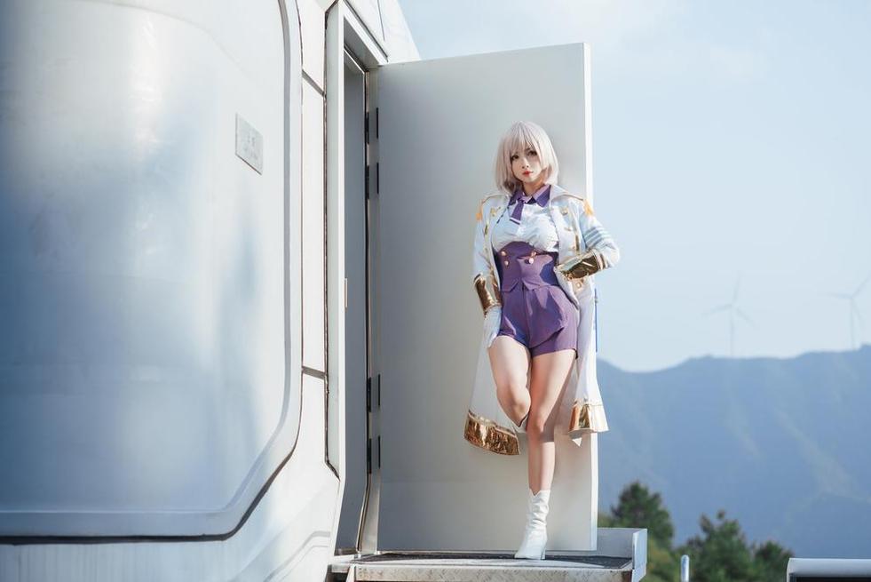 凉凉子黑白镇海：出色Cos作品集