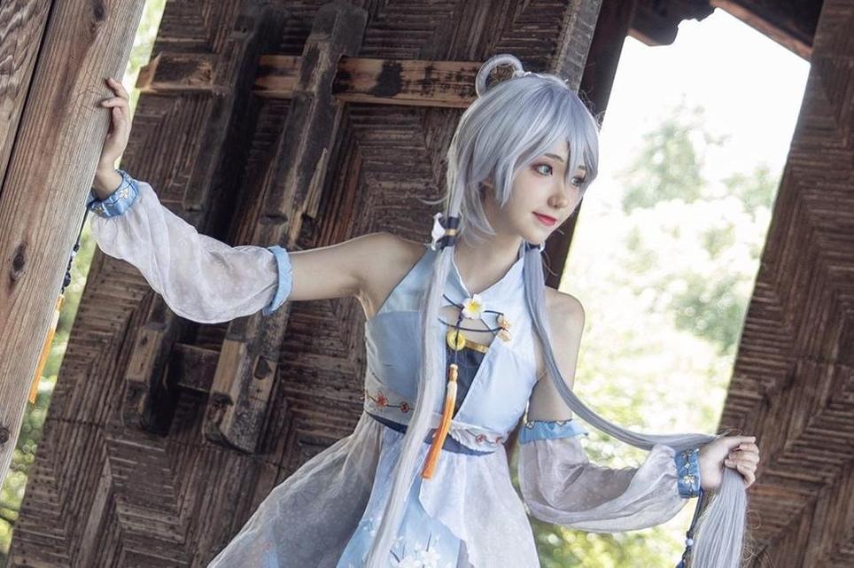 欣赏南桃momoko明日2超真实cos，看图包感受她的魅力