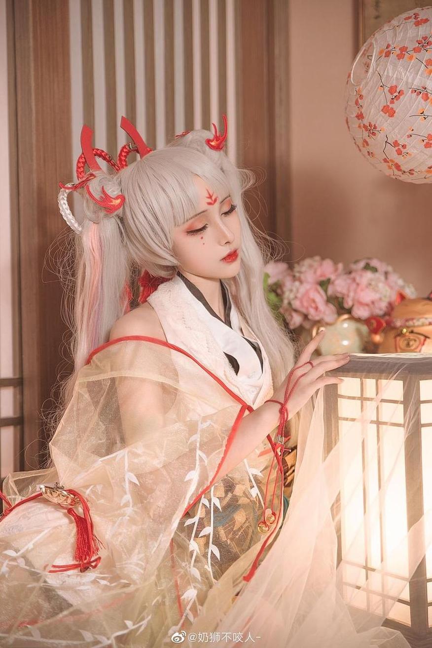 奶狮不咬人cos狼与香辛料：套图分享，助你成为cosplay达人