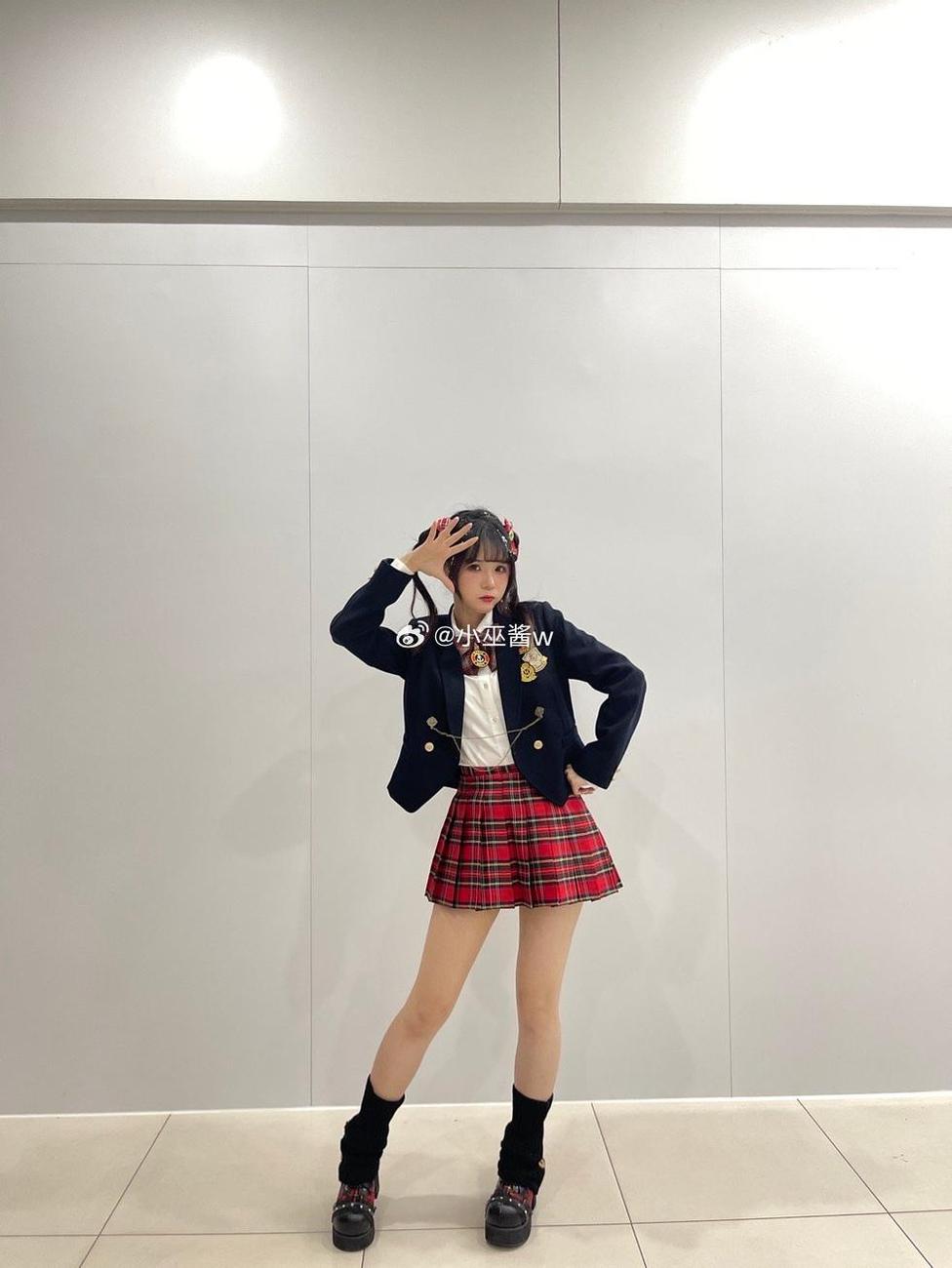 线条流畅的小巫酱w百度百科定制图包，把艺术与时尚融为一体，创造无限美妙。