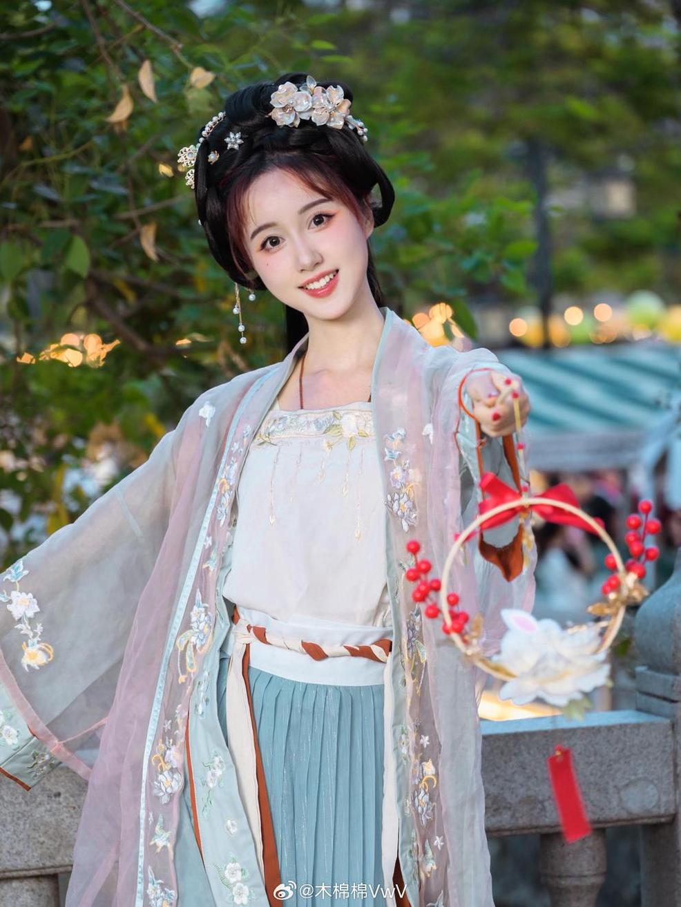 木绵绵owo桃喵的原图，展现出不一样的色彩与深邃