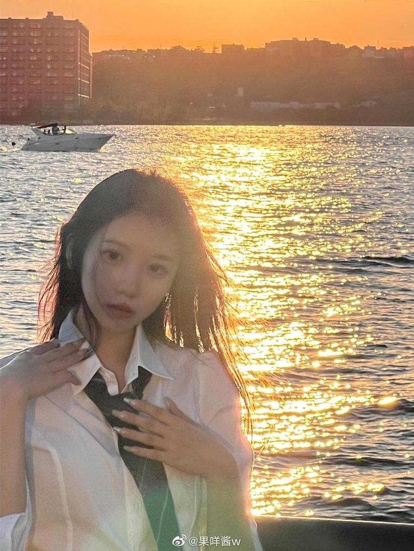 用镜头展现美，果咩酱黑色还是白色美图套!