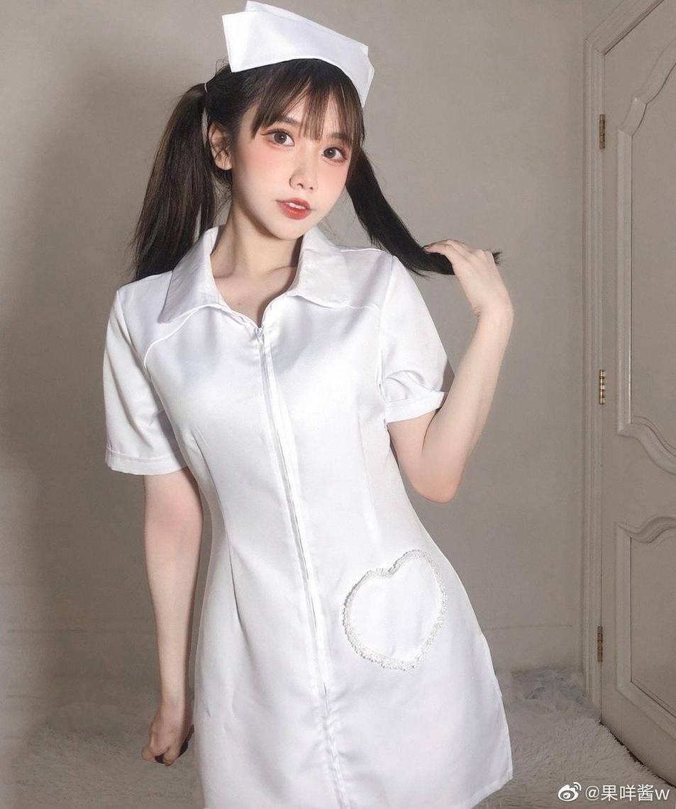 果咩酱穿高跟鞋的猫发布新cos合集，超级棒