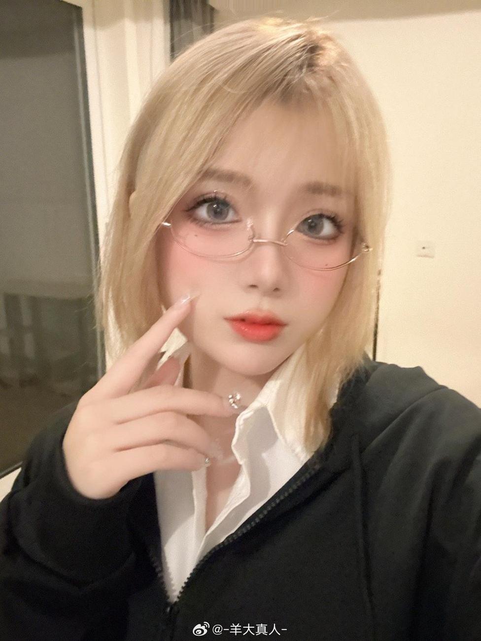 羊大真人借车，视角独特照片别致，摄影技巧不可估量。