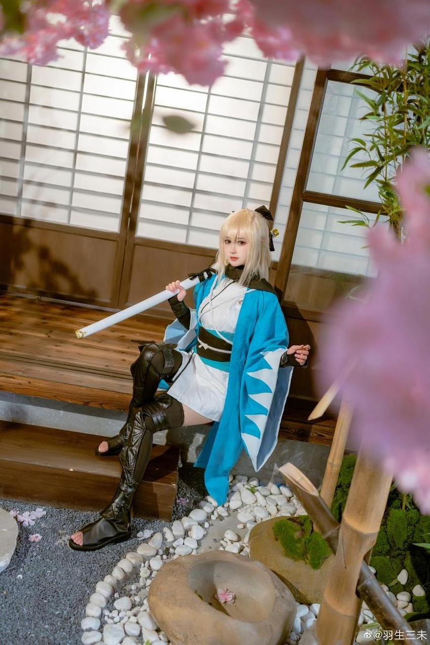 羽生三未八重cos作品无删版，完美呈现动漫世界的经典角色。