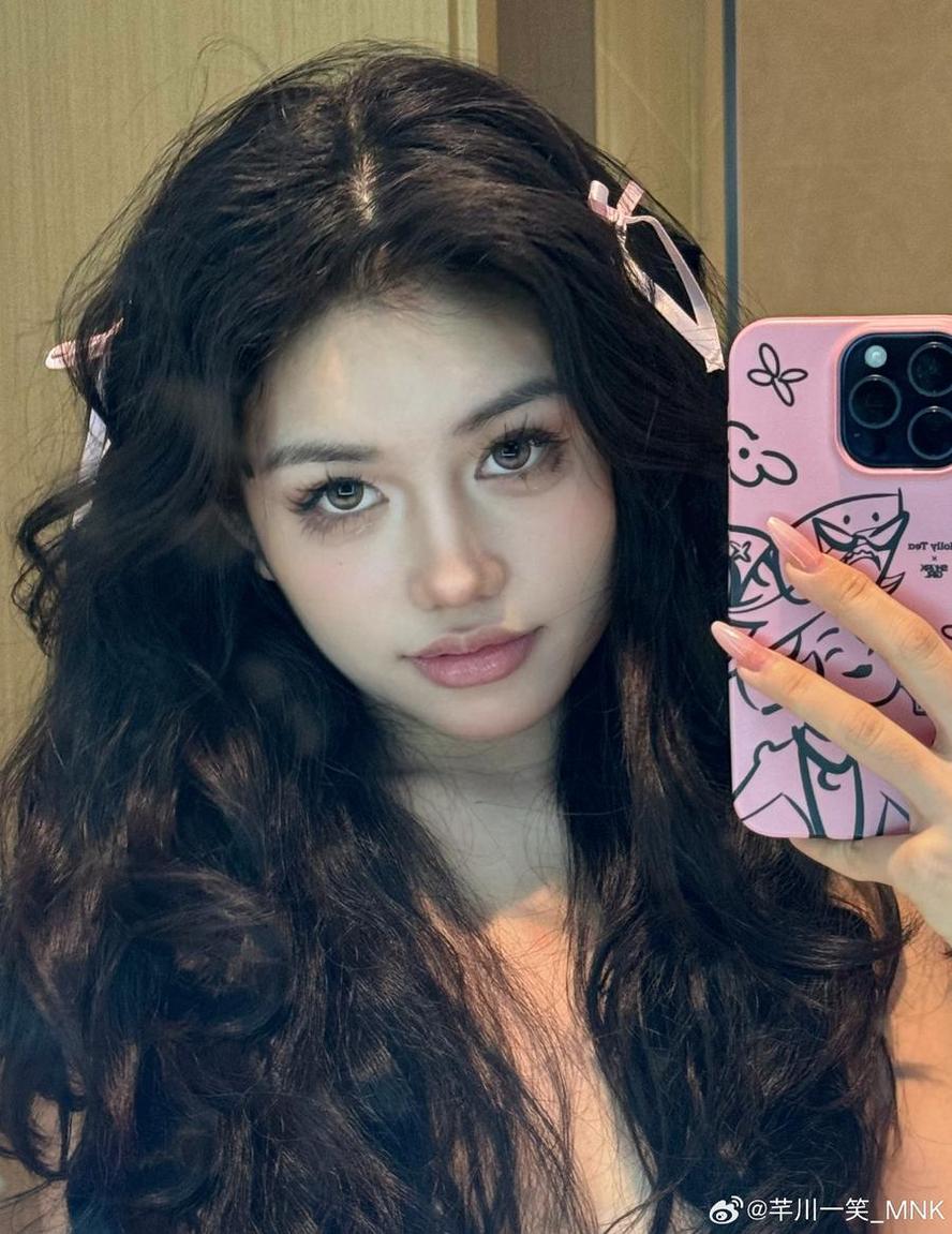 芊川一笑cos图更新，让你对二次元有新的认识