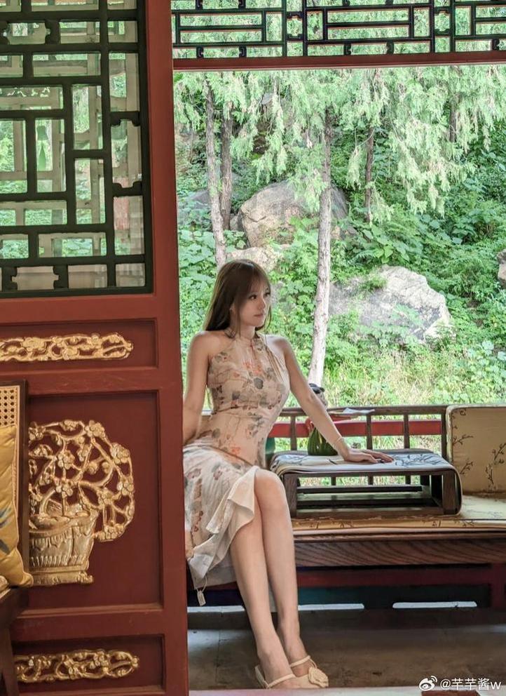 火辣芊芊酱w违规分享的cos作品集，让你燃情舞动