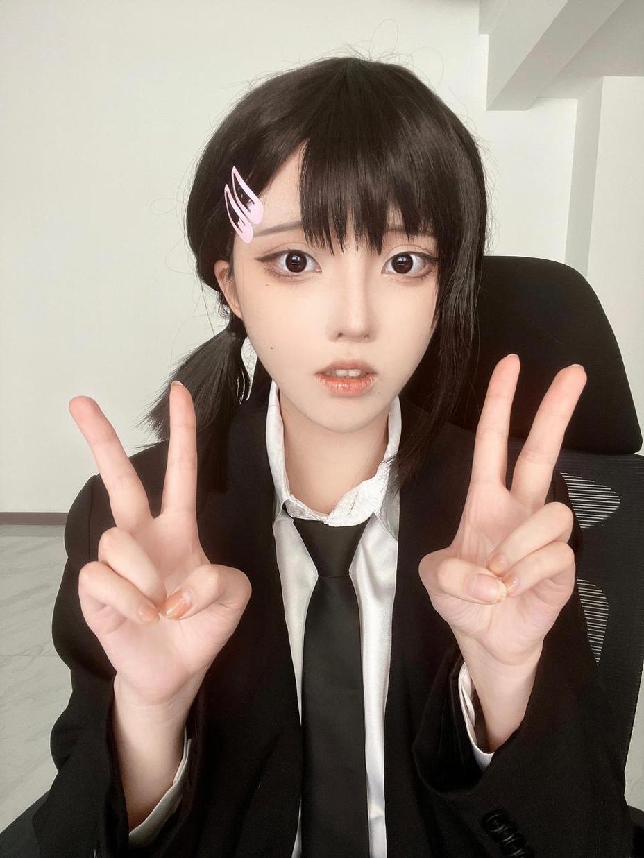 菌烨tako黑色吊带裙，巧妙搭配打造不同风格，摄影大师捕捉光影