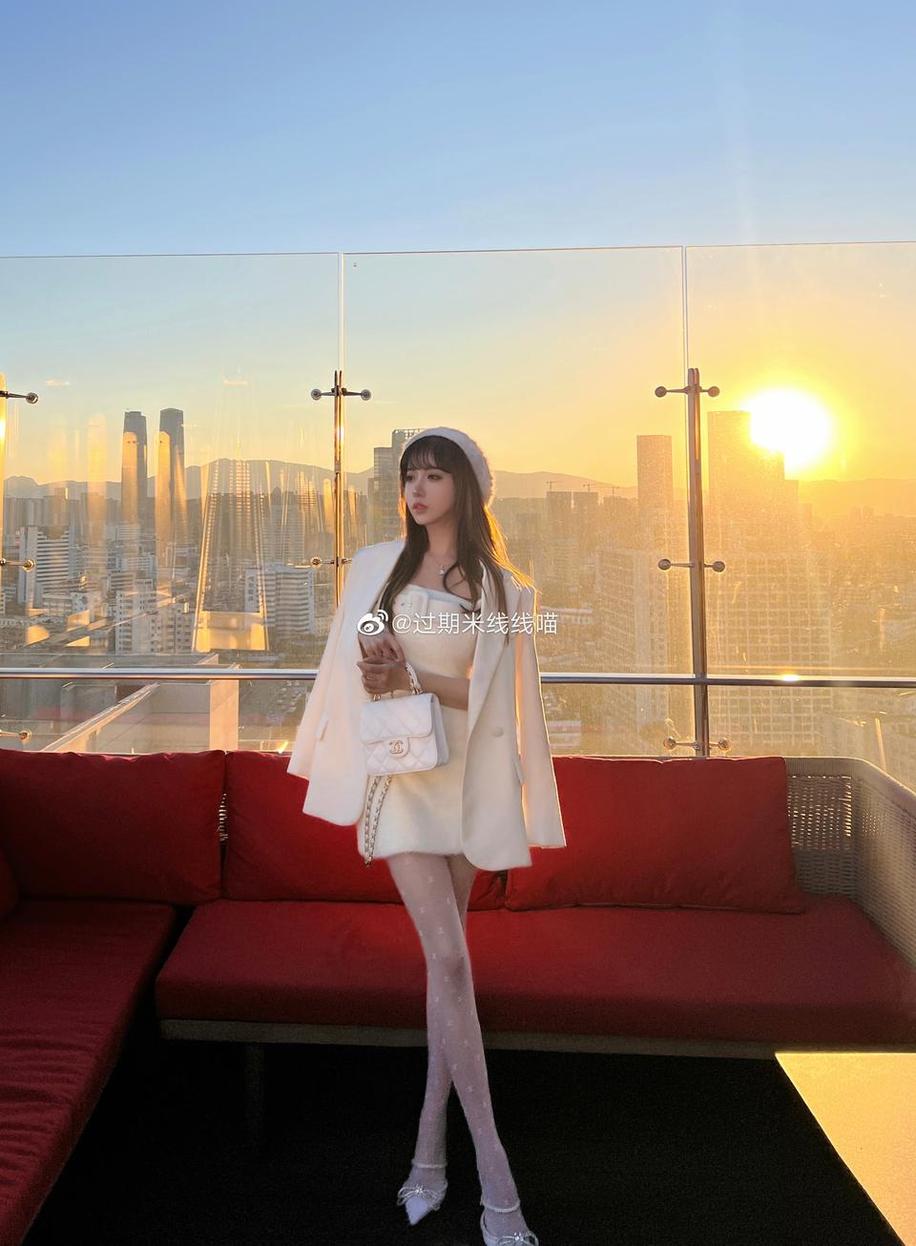 漫步春日，过期米线线喵最新写真图包送上。