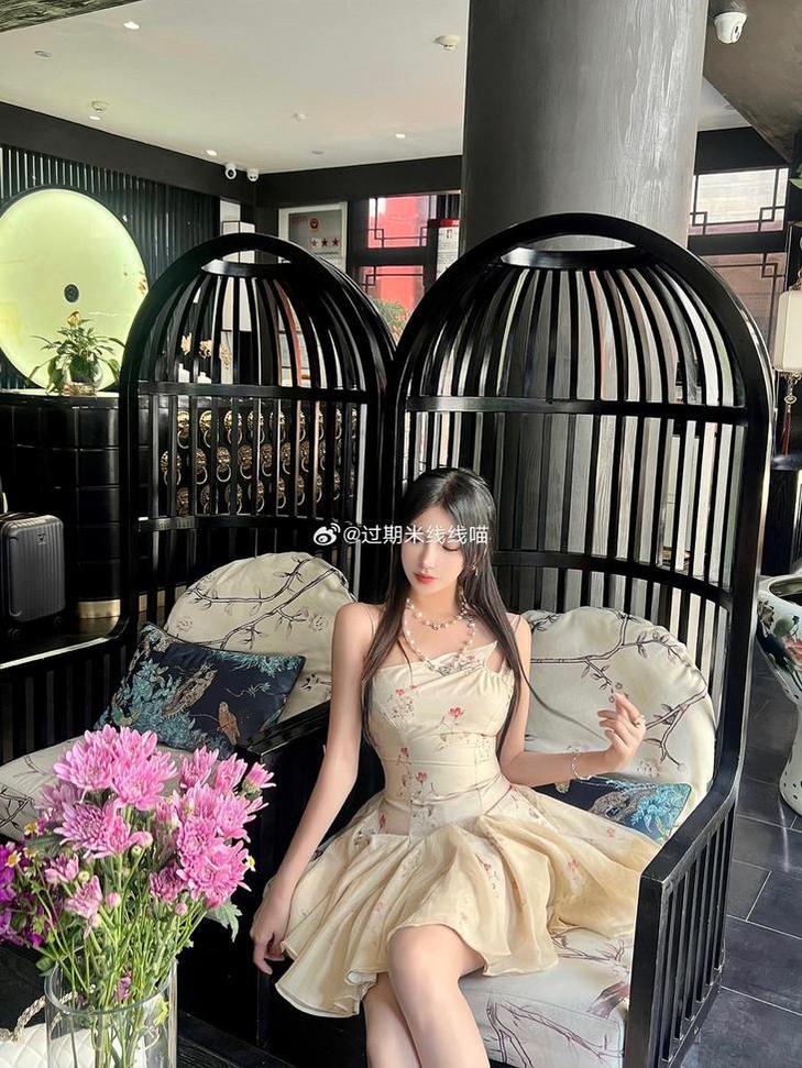 微博过期米线线喵用摄影的方式展现了不一样的美，画面感非常独特。