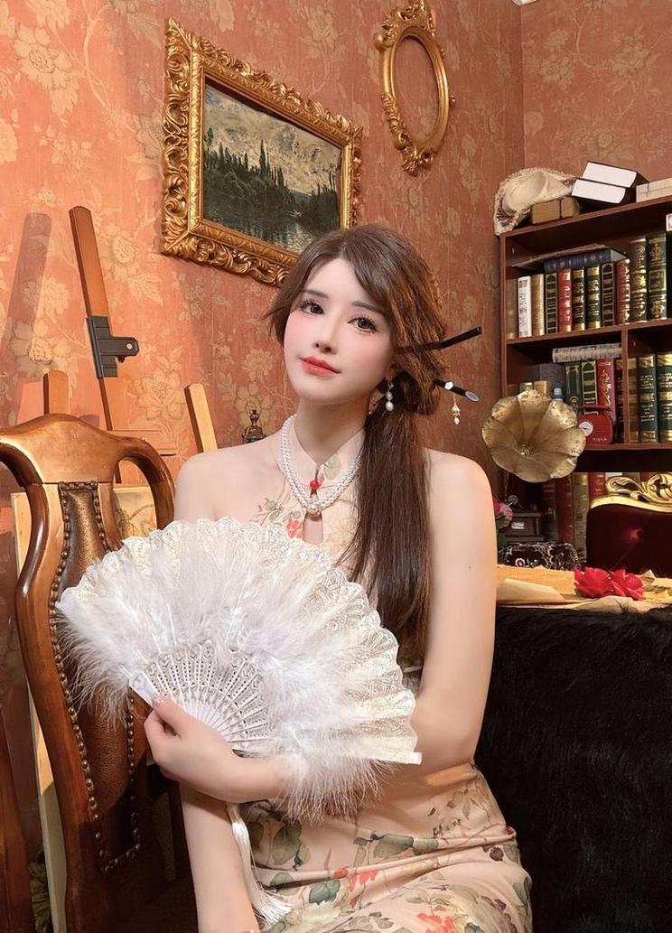 鹿八岁神明少cosplay图片集，珍藏经典神秘之美。